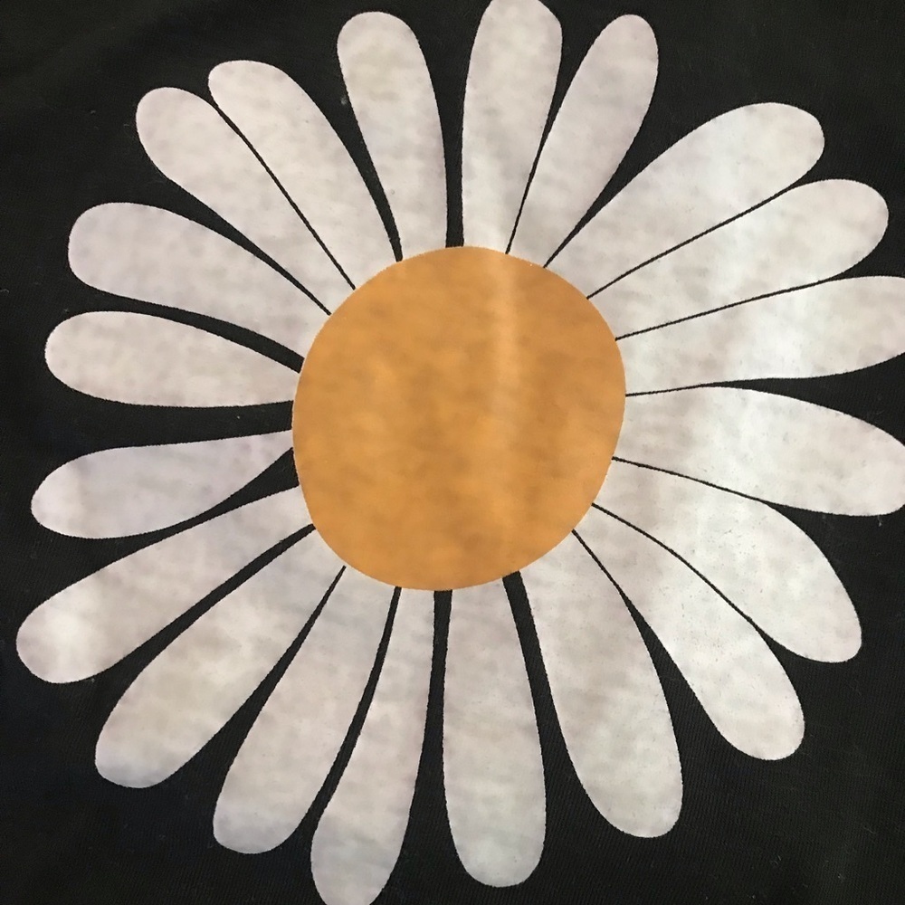 🌼Lightly Distressed Daisy Tee - Picture 3 of 8